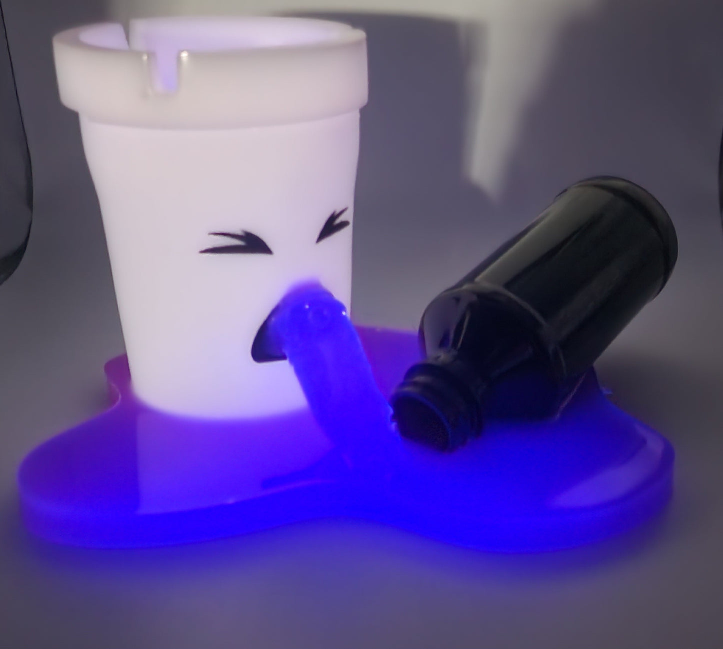 Leaner ashtray