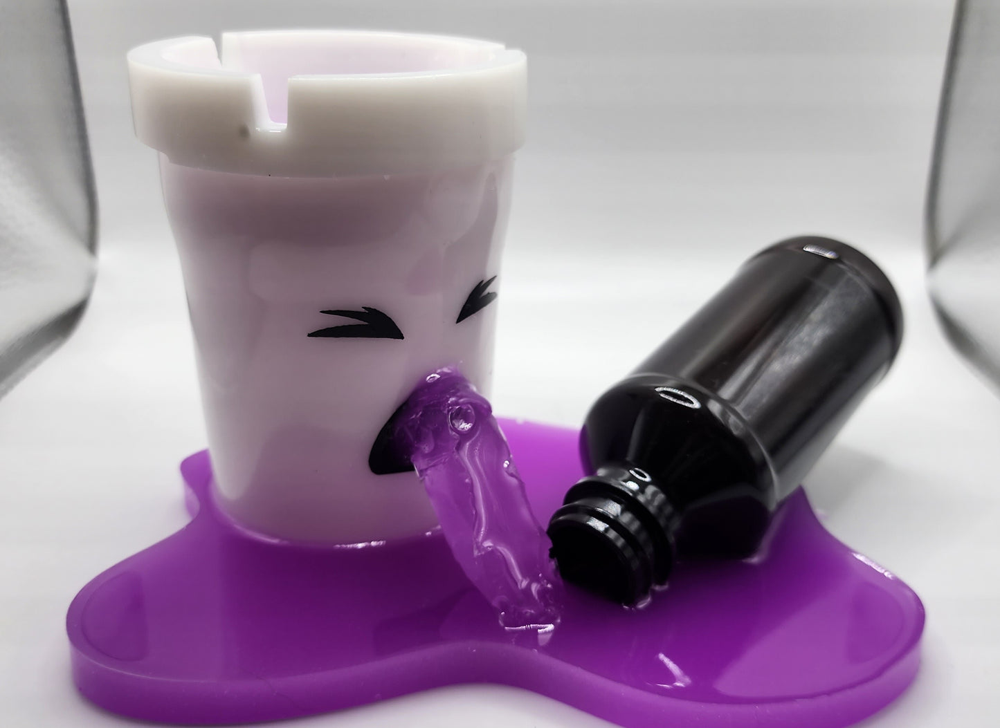 Leaner ashtray